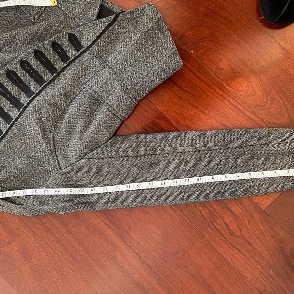 Fitted jacket sergeant pepper style tweed vibes with gorgeous button detail - Picture 17 of 17